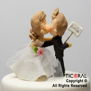 ADORNO PAREJA DE NOVIOS BESO PORCELANA FRIA x 1